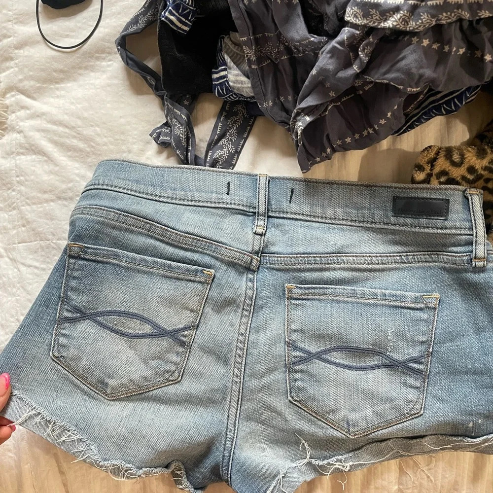 ABERCROMBIE AND FITCH shorts 2 - Picture 3 of 12